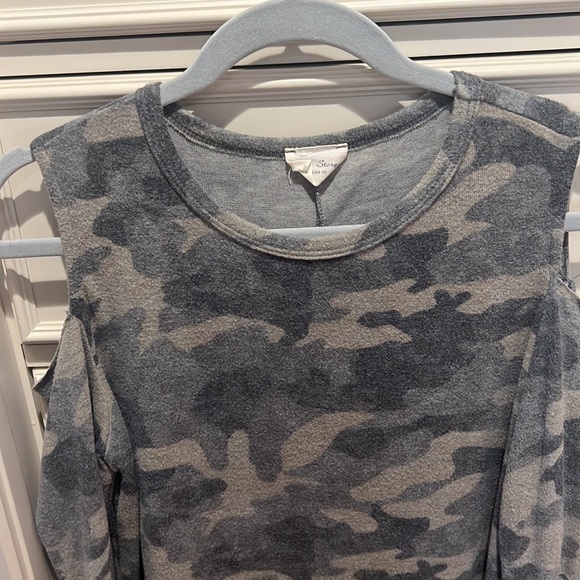 Womens size Large 143 Story by Line Up Camo long sleeve shirt with arm slits - Picture 4 of 8